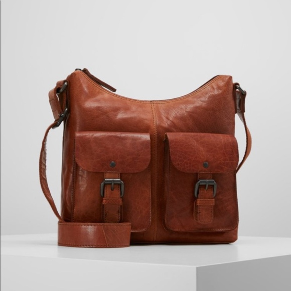 Spike and sparrow leather shoulder bag with lots of pockets! Like NEW!